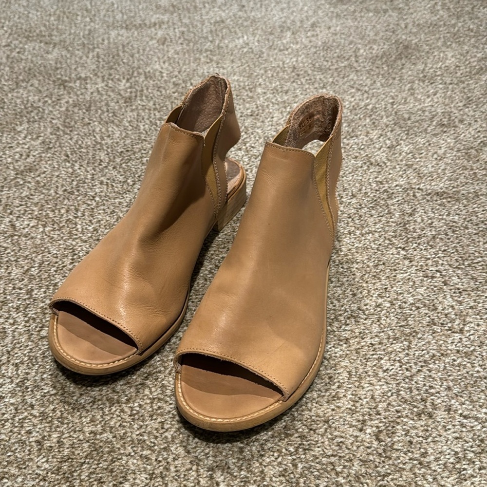 Musse &Cloud tan sandals Size 8.